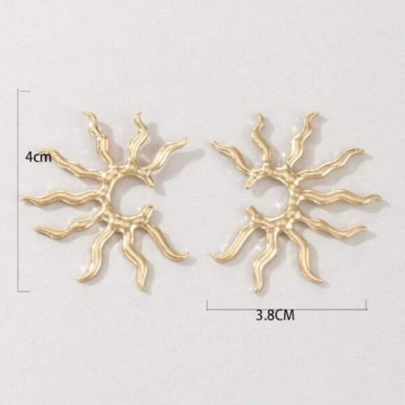 GOLD SUN MINIMALIST STUD EARRINGS - Picture 5 of 5